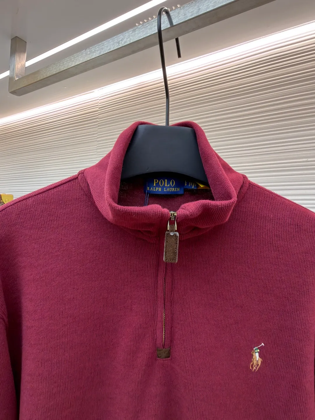 Ralph Lauren gold embroidered half turtleneck sweatshirt ●Original version: Purchased and developed at 1690 ●Item number: 1682169-A55 ●Fabric: Yayun essence cotton velvet fabric ●Technology: Embroidery production ●Color: Burgundy ●Version: Fitted version ●Weight: about 520 grams ●Size: S-M-L-XL ●Description: Customized Yayun essence cotton velvet fabric, soft and silky, comfortable and close to the skin With a pure black tone as the base color, the plaid twill trim is on the neckline, carrying the elegance and retro of British style. The exquisite golden pony logo is embellished with it. It has its own focus and is highly recognizable. The simple and smooth lines outline the overall outline. The half-zipper design is sublimated, casual yet stylish. In the name of design, it creates a new fashionable realm of sweatshirts. Adopt imported machine embroidery technology, use advanced computer control systems and precision mechanical components to achieve pony logo embroidery operations with high precision. The lines are smooth and delicate, and the fabrics have been washed. It has a better hand feel and texture, is not easy to deform, is not easy to shrink, is not easy to fade, and maintains long-term beauty. The overall wiring is straight and delicate, the fabric is comfortable and soft, and the color is consistent without color difference. It can be matched with the same style to create a fashionable look and control various occasions. Customized accessories, complete with three standards, same style for men and women!